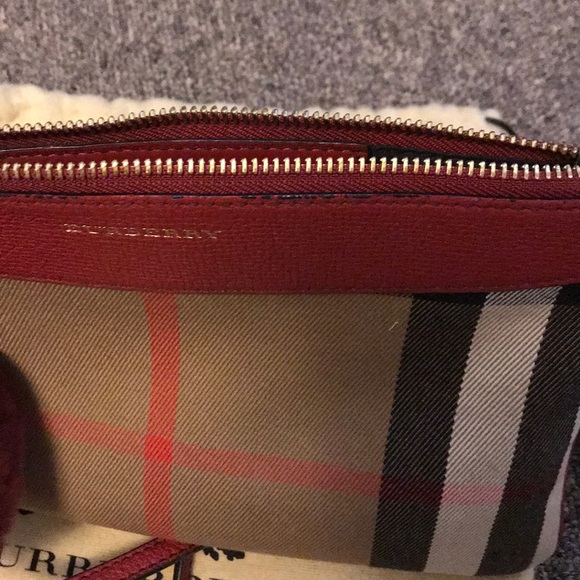💥FINAL SALE💥 Authentic Burberry Peyton Housecheck Crossbody - Picture 5 of 6